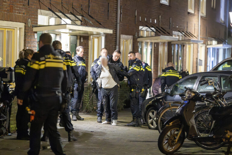 Man (78) aangehouden voor poging tot doodslag op agenten