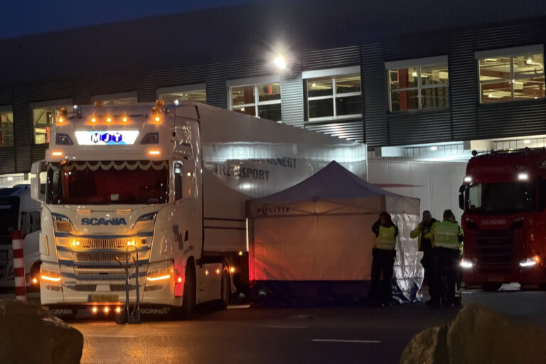 Man overleden na ongeval onder vrachtwagen