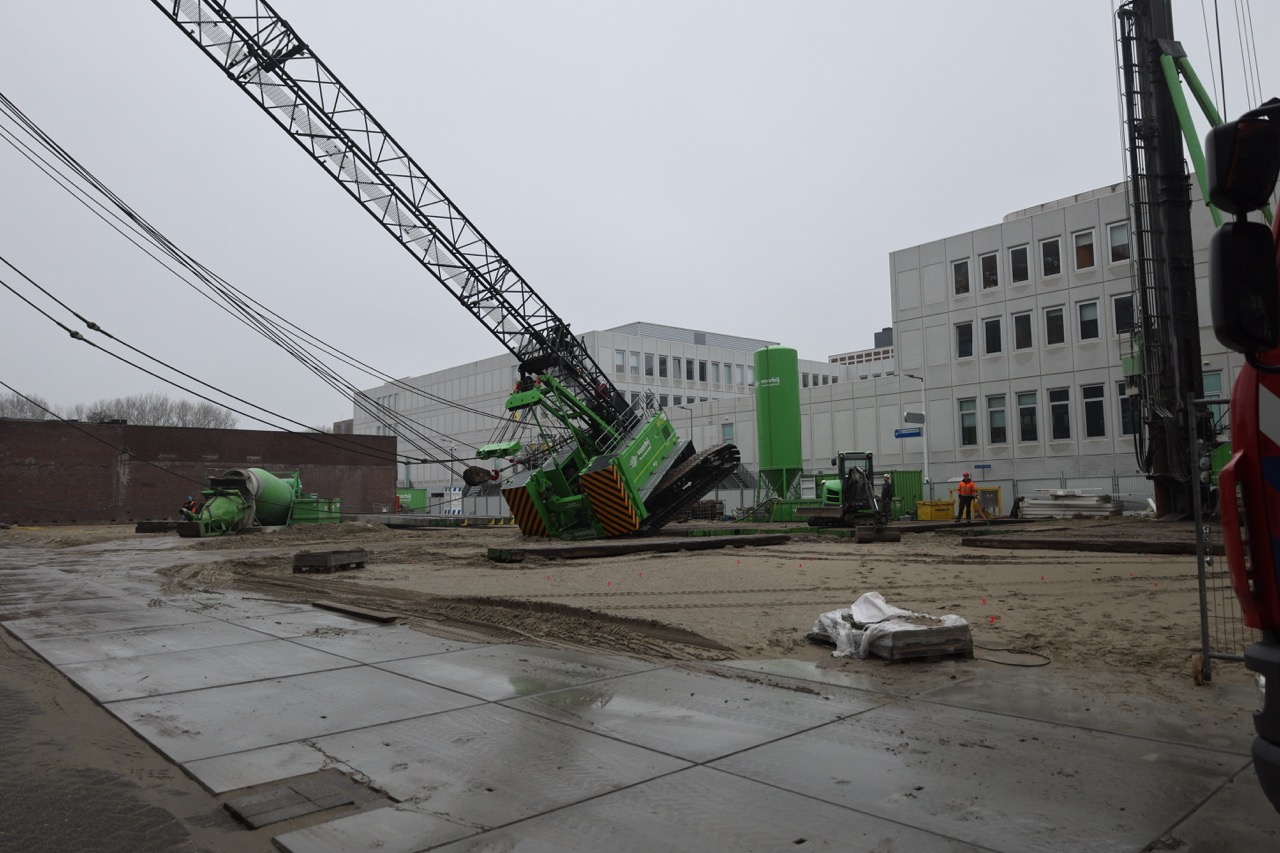 Hijskraan valt op parkeerdek van kantoorpand