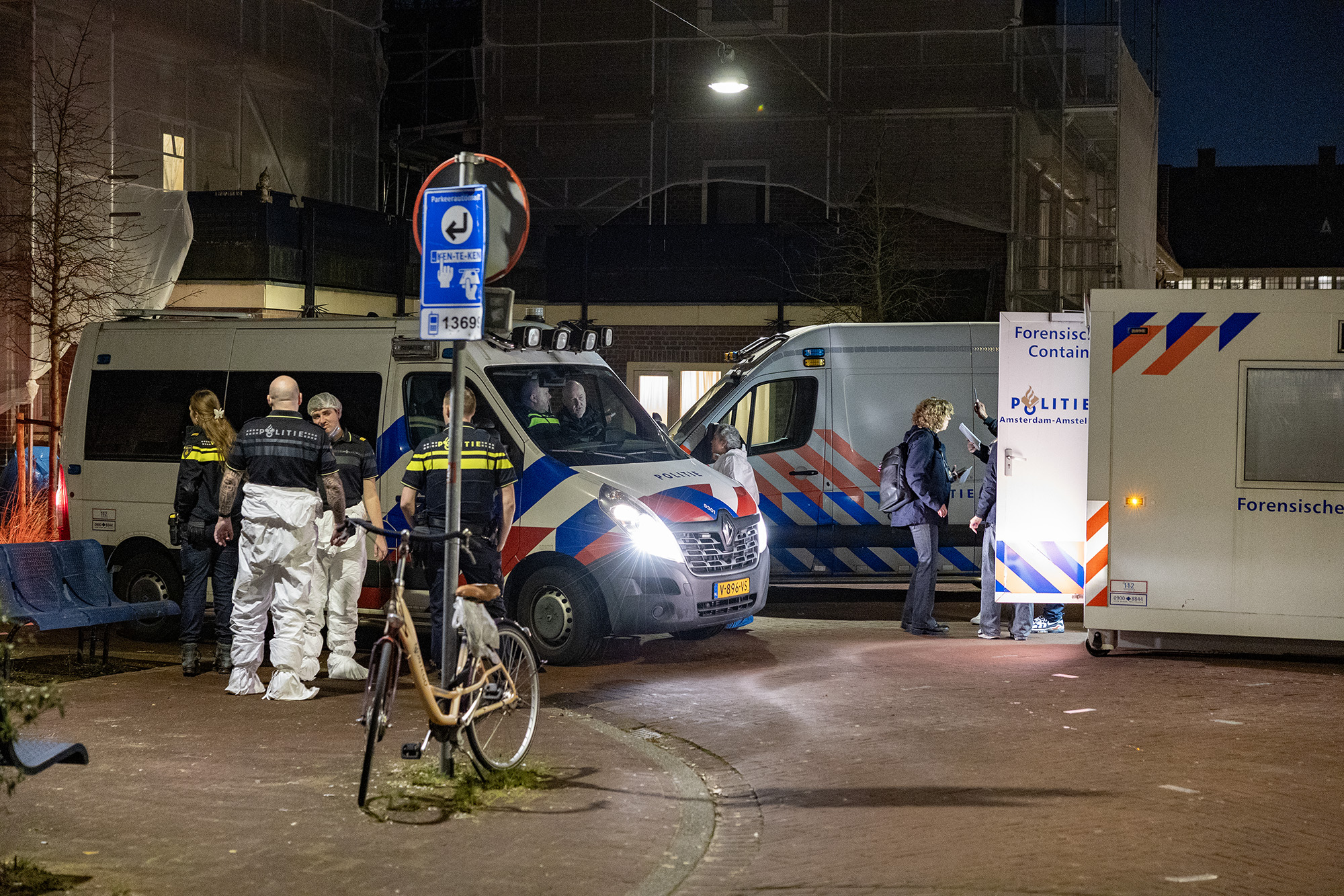 Overleden man gevonden in woning Amsterdam mogelijk door misdrijf om het leven gekomen - 112 Nederland