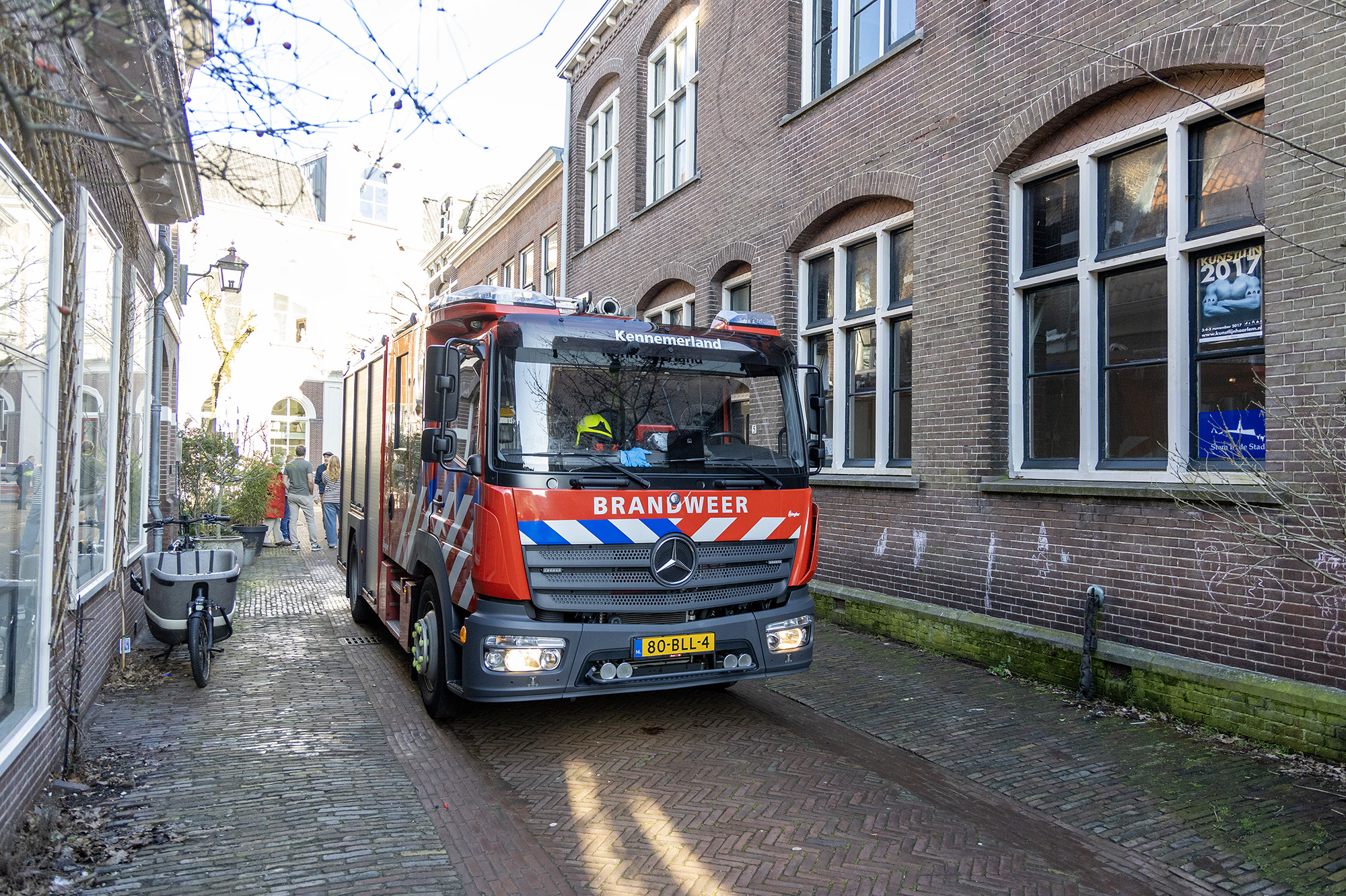 Brand in dak van antikraakwoning Zoetestraat in Haarlem - 112 Nederland