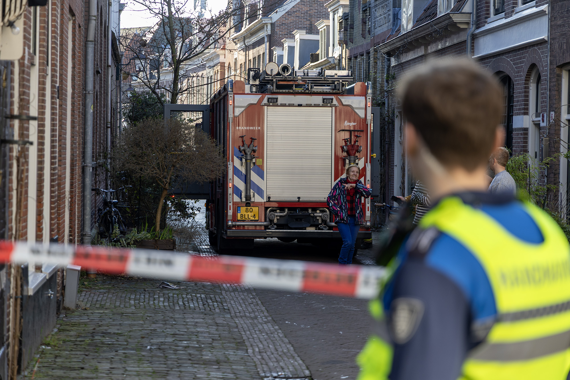 Grote brand in dak van antikraakwoning