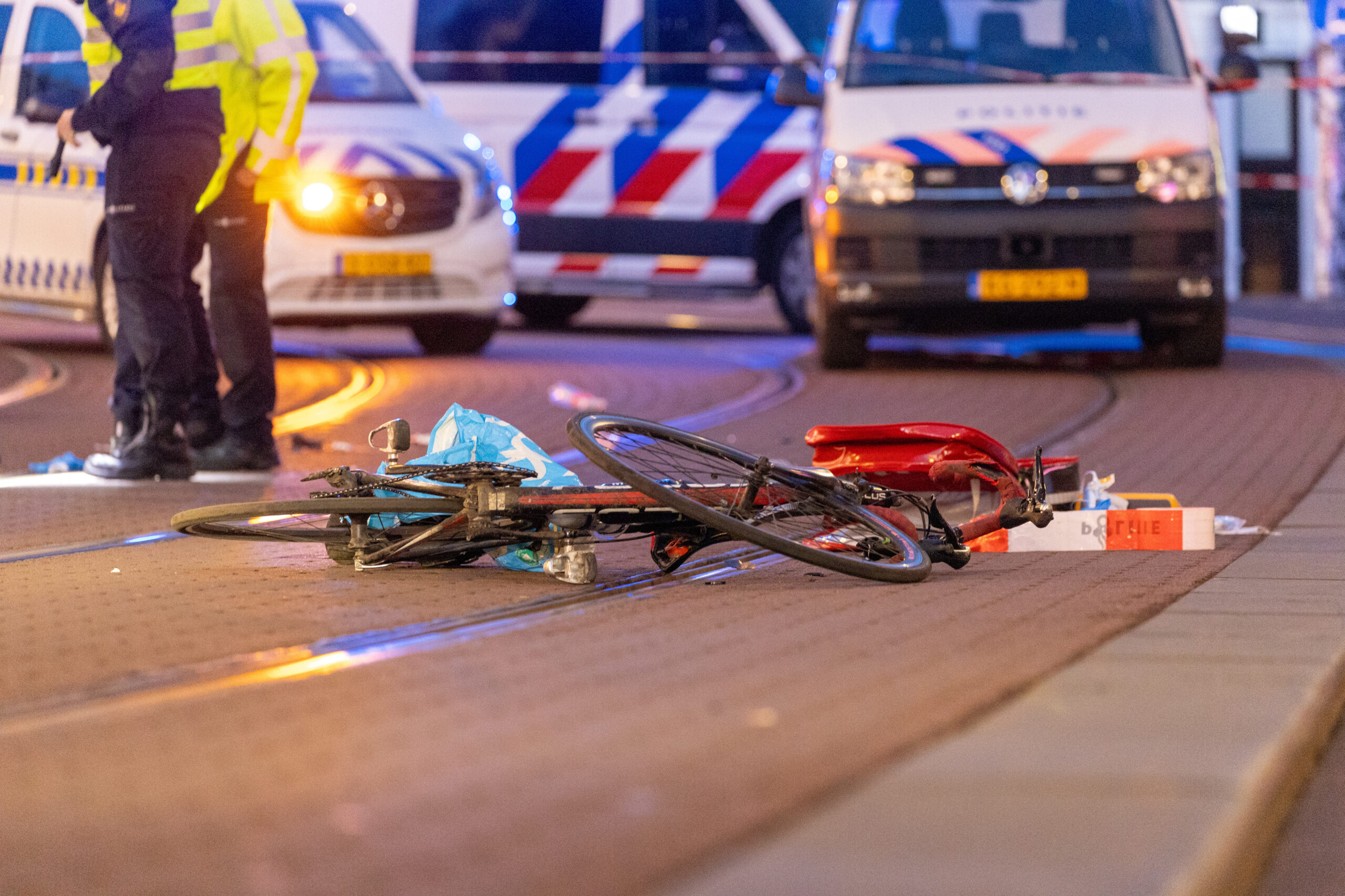 Man op racefiets zwaargewond na aanrijding tussen twee trams