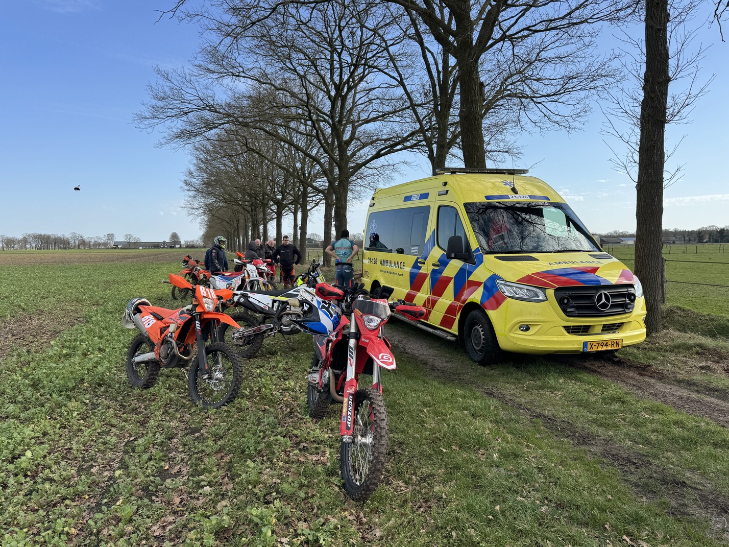 Motorrijder zwaargewond na botsing tegen boom