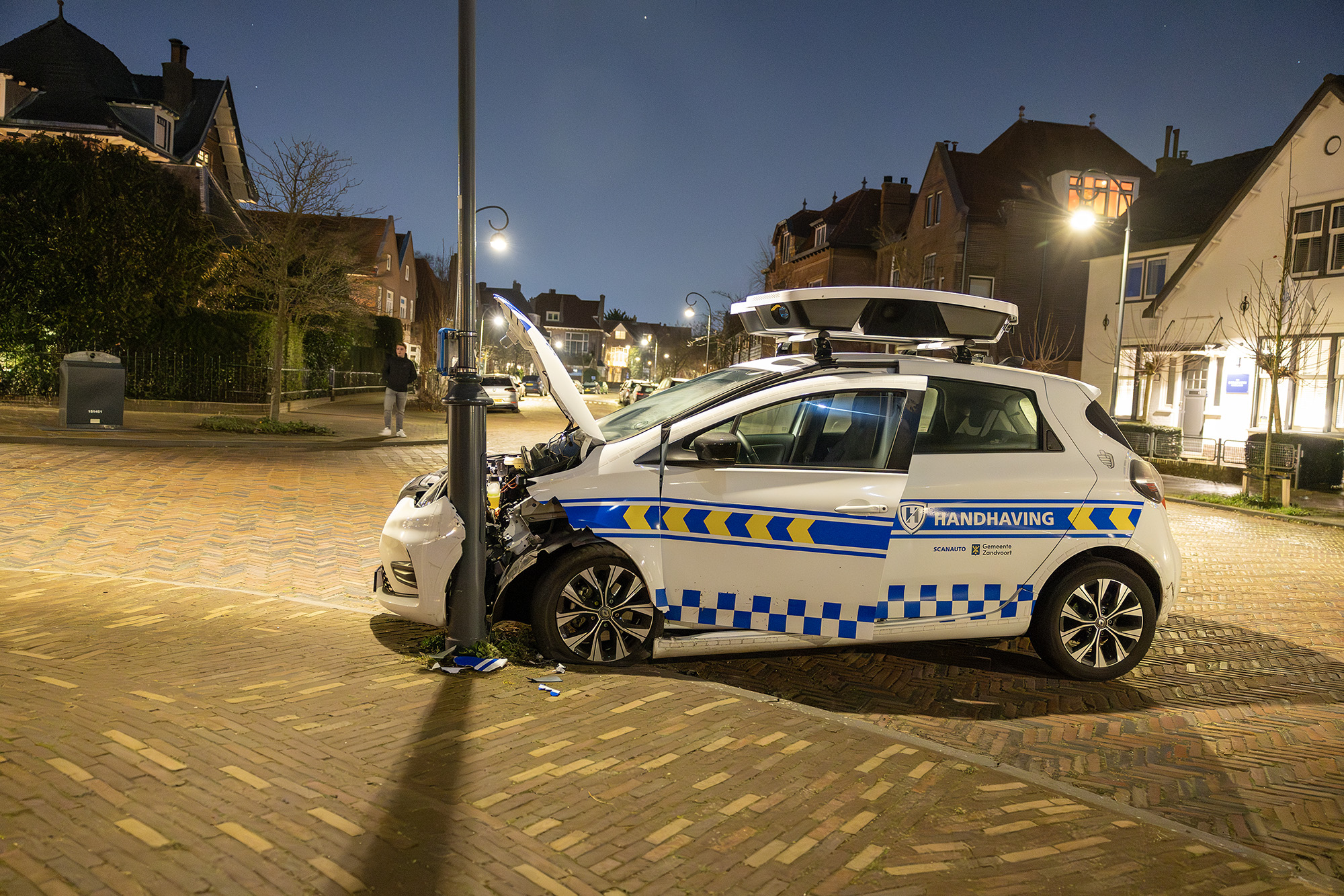 Scanauto gemeente botst tegen lantaarnpaal in Haarlem - 112 Nederland
