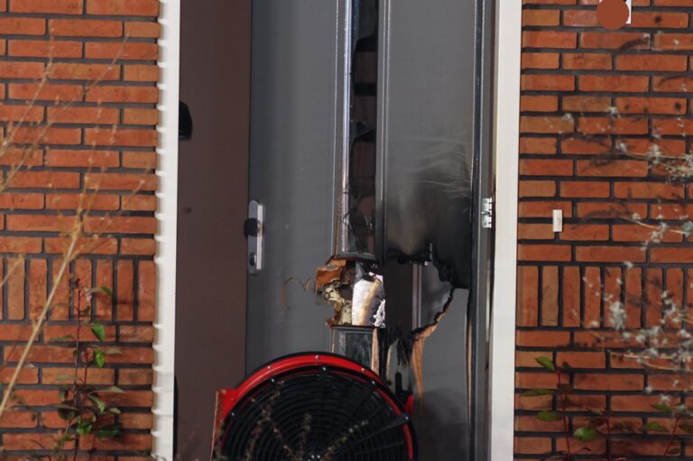 Explosie veroorzaakt gat in voordeur