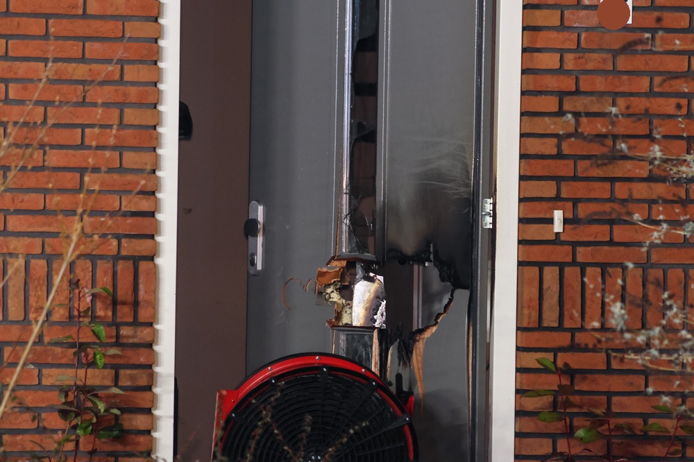 Explosie veroorzaakt gat in voordeur