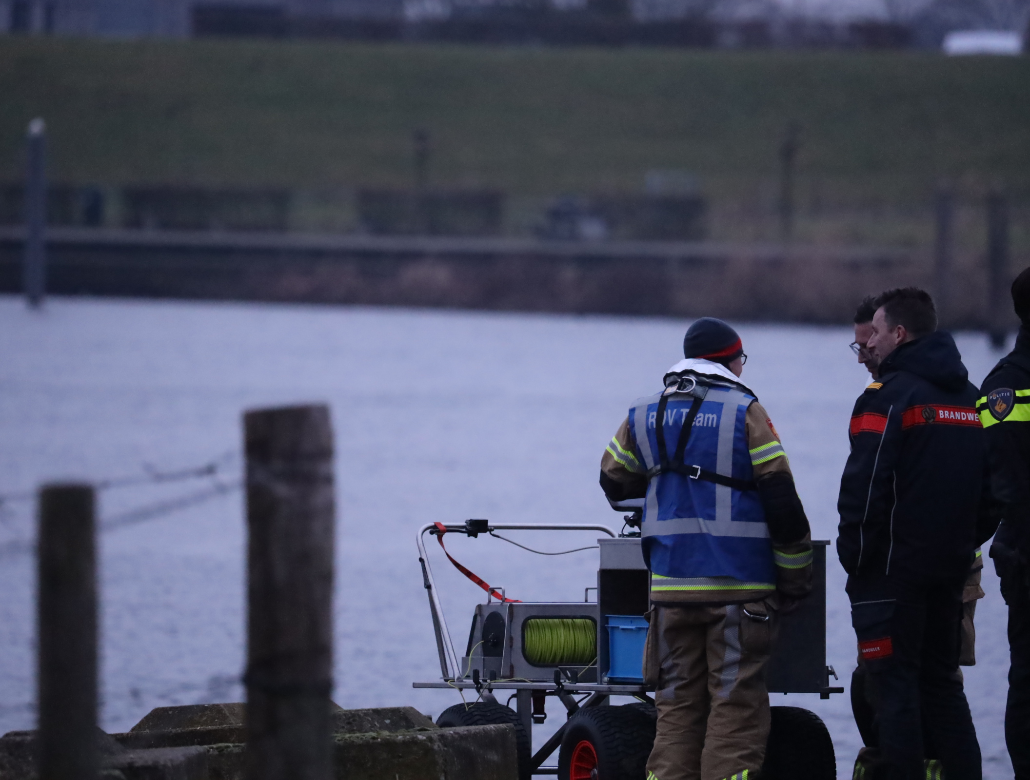 Dode man aangetroffen in auto in Maas