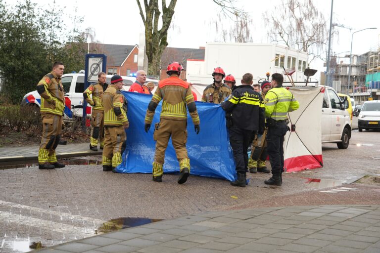 Vrouw met rollator bekneld onder busje na ernstig ongeval