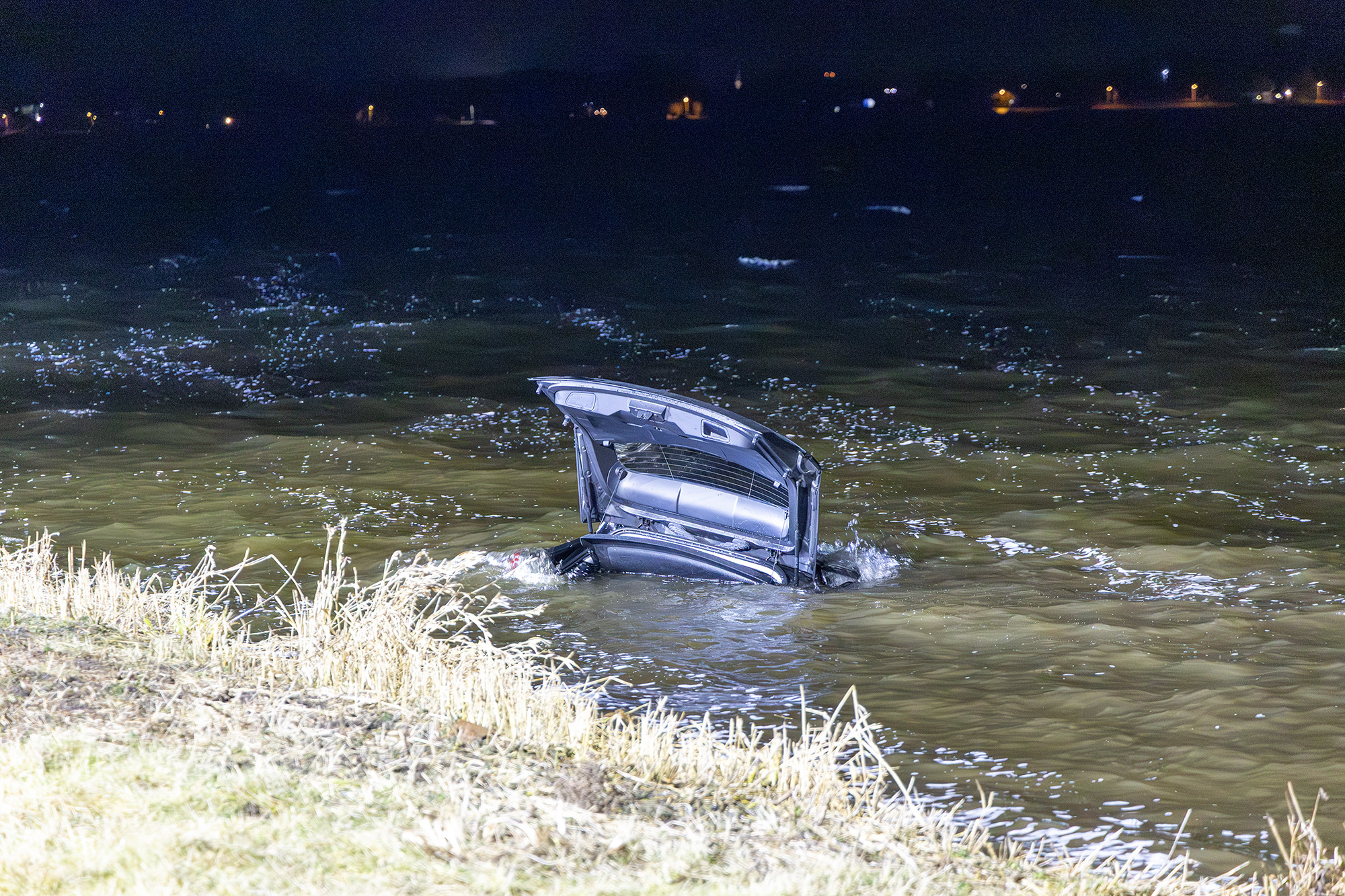 Auto te water, grote zoektocht naar bestuurder