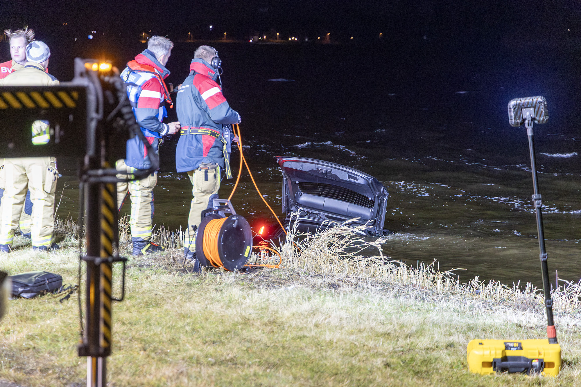 Auto te water bij Cruquiusdijk in Vijfhuizen - 112 Nederland