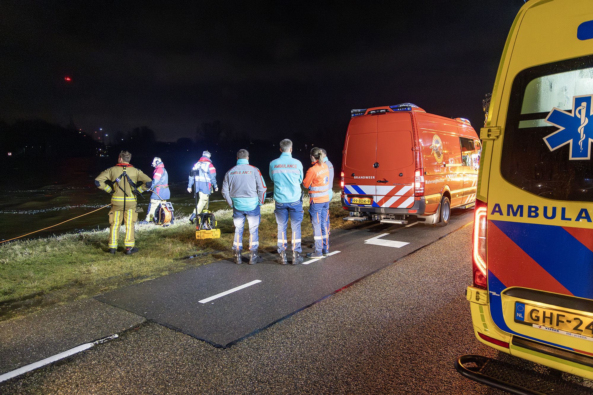 Auto te water bij Cruquiusdijk in Vijfhuizen - 112 Nederland