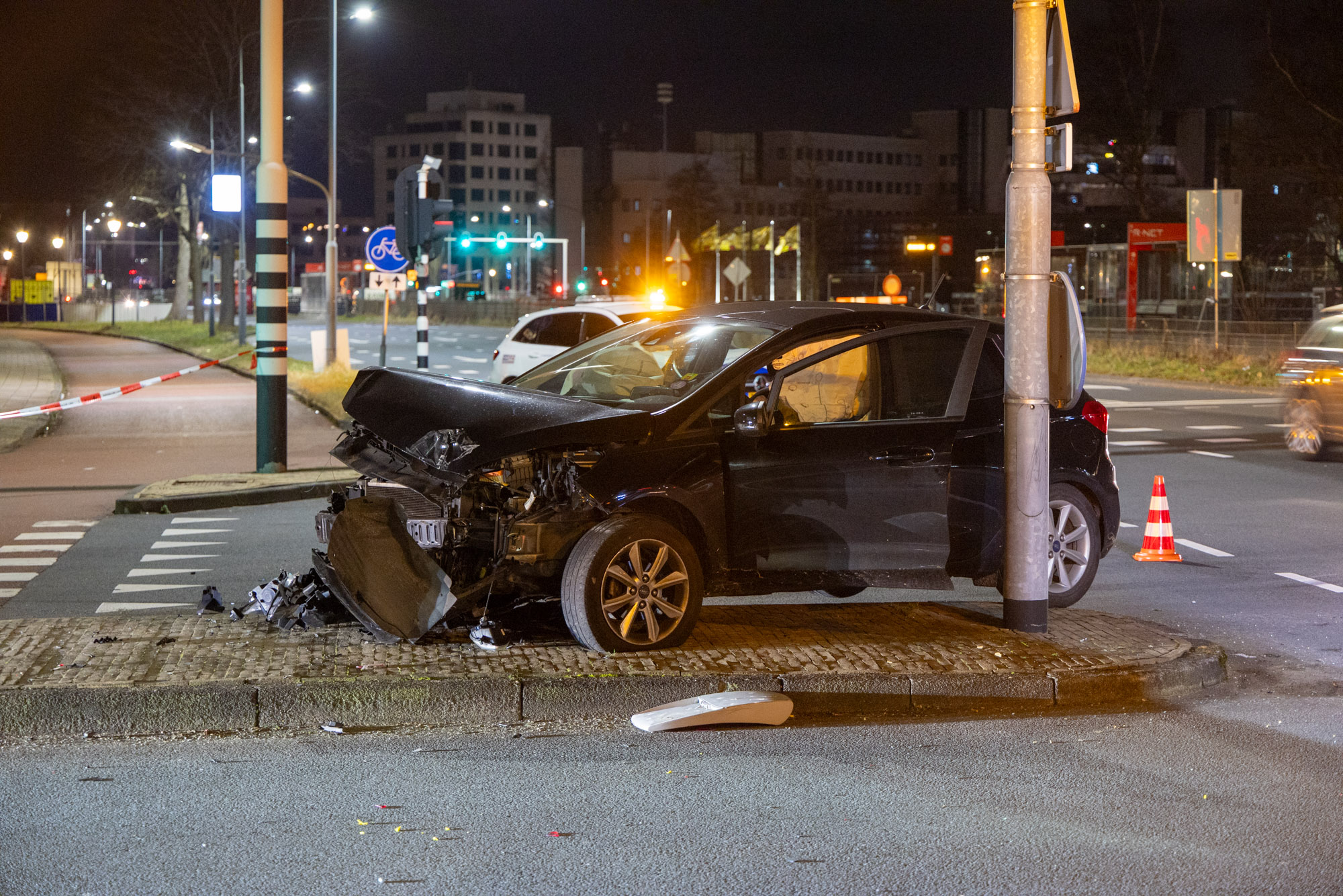 Veel schade na ongeval op kruising, één gewonde