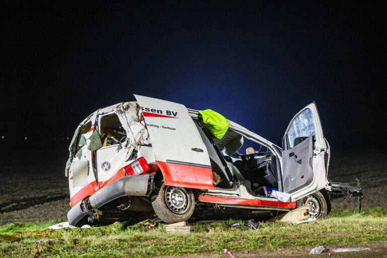 Bestelbus botst tegen boom, inzittende bekneld