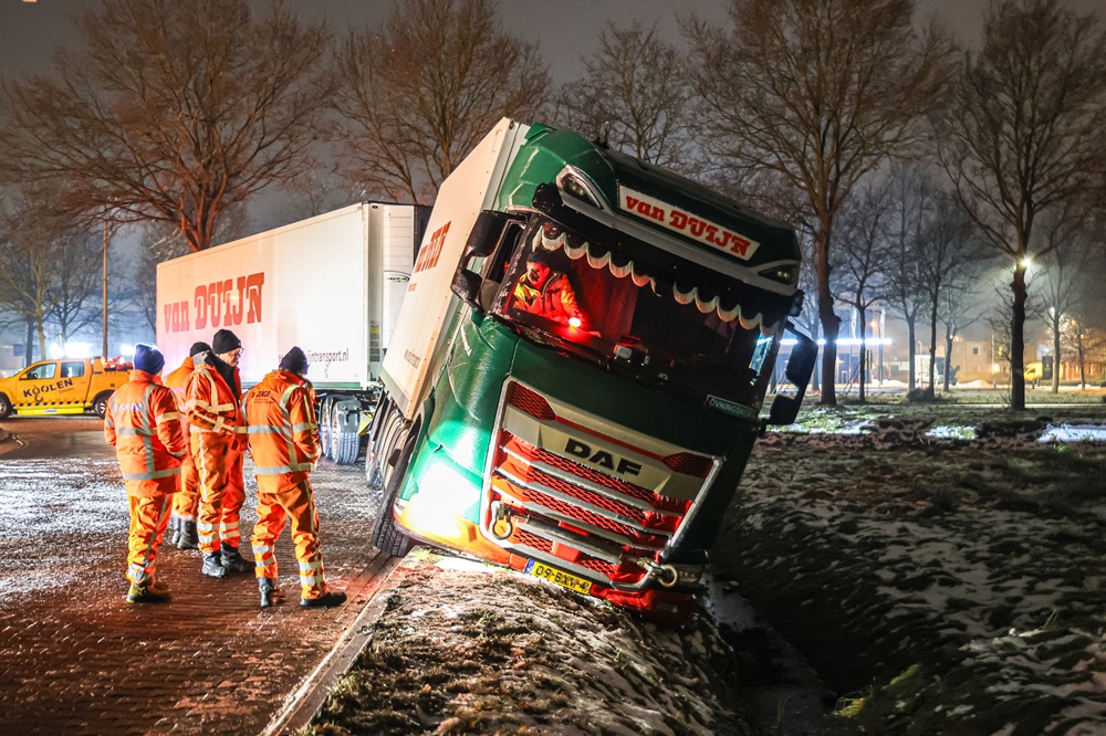 Vrachtwagen vast in greppel door gladheid