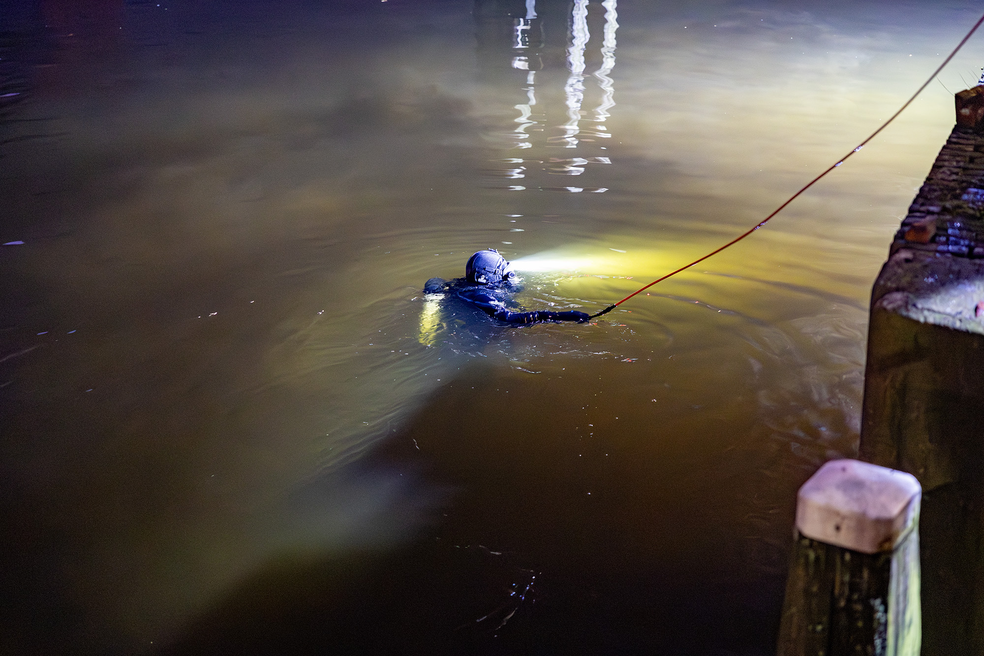 Auto te water in het Spaarne van Haarlem - 112 Nederland