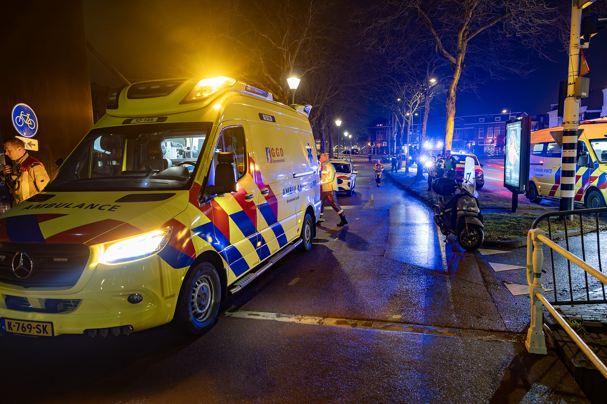 Auto te water in het Spaarne van Haarlem - 112 Nederland
