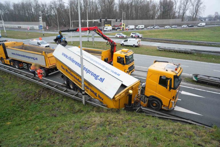 Vrachtwagen verliest laadbak met graniet
