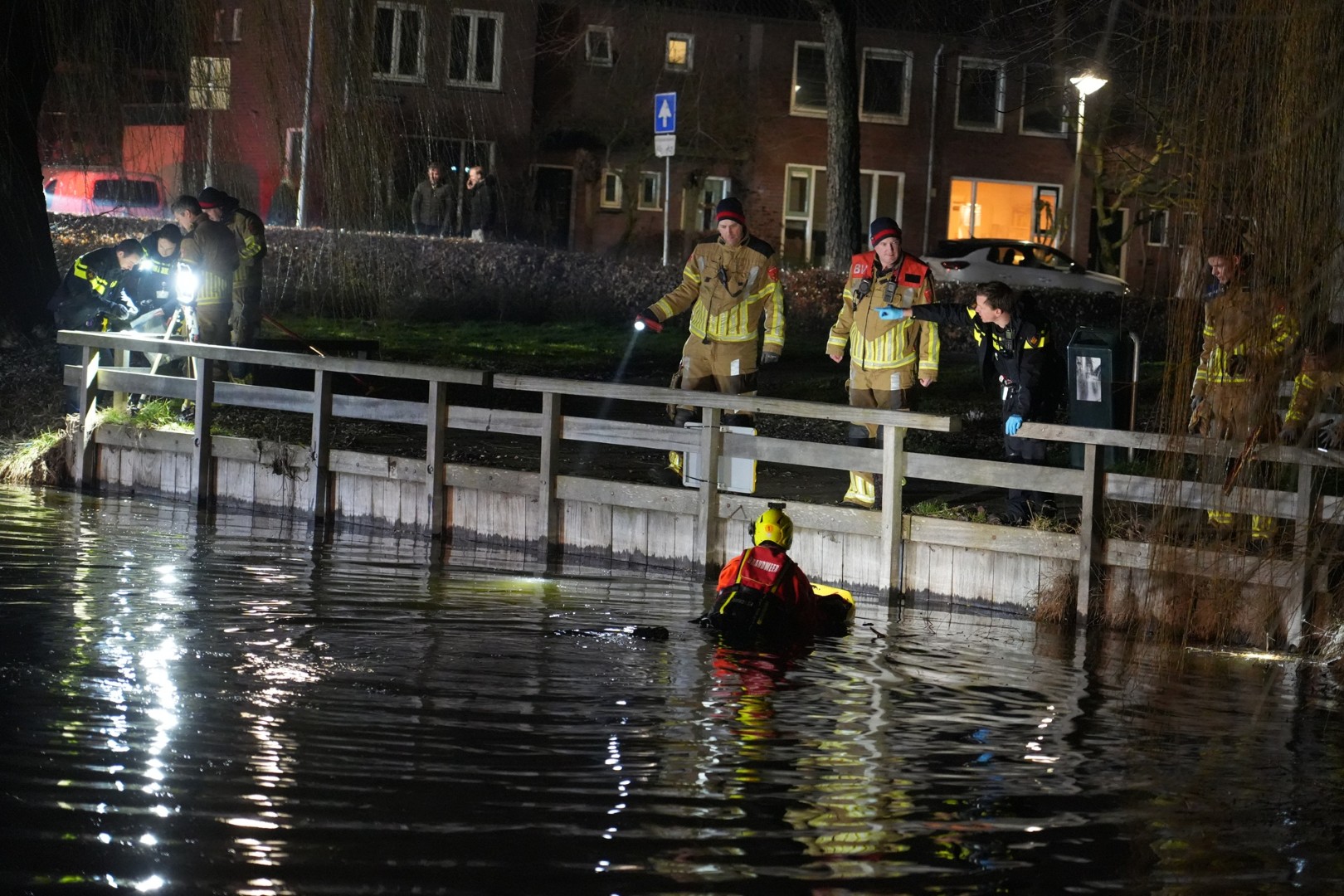 Verdachte belandt in water na achtervolging, drugs aangetroffen