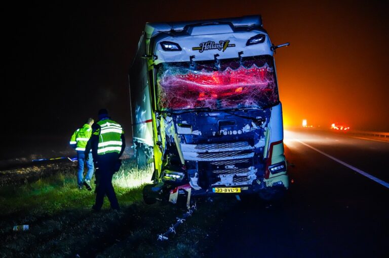 Vrachtwagen ramt verkeersbord langs snelweg