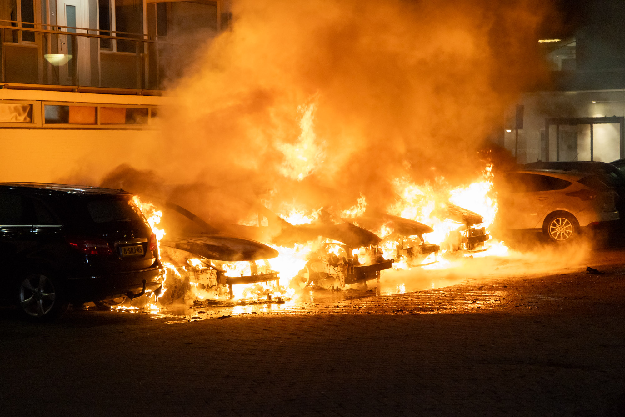 Vijf auto’s uitgebrand op parkeerplaats van flat