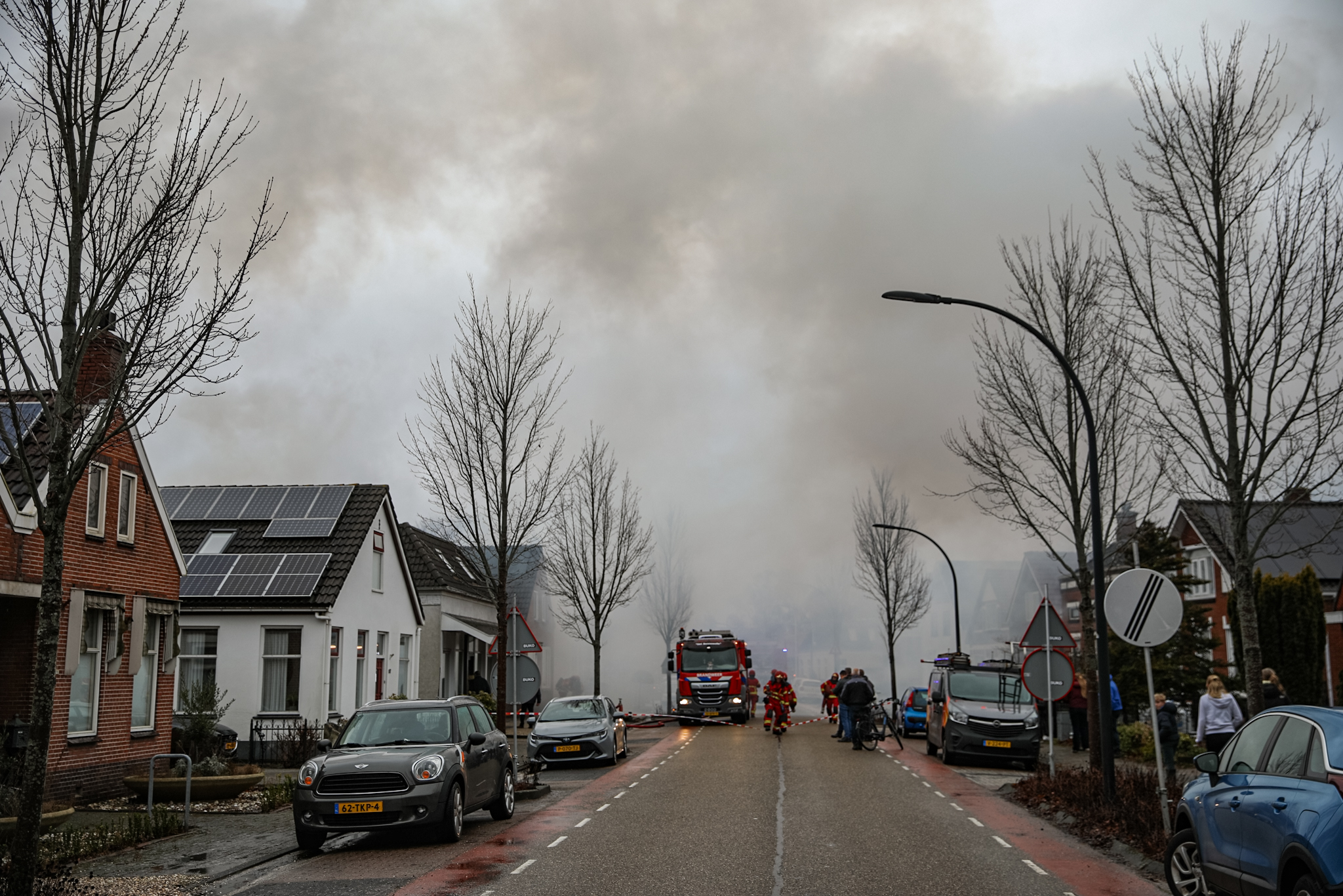 Uitslaande brand verwoest twee schuren, onderzoek naar asbest