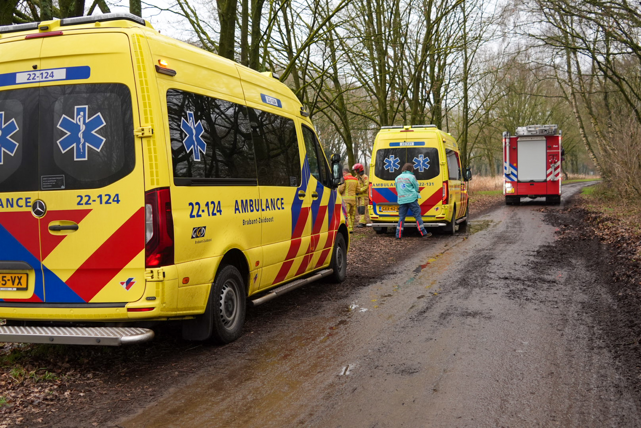 Vrouw uit kanaal gered door voorbijgangers