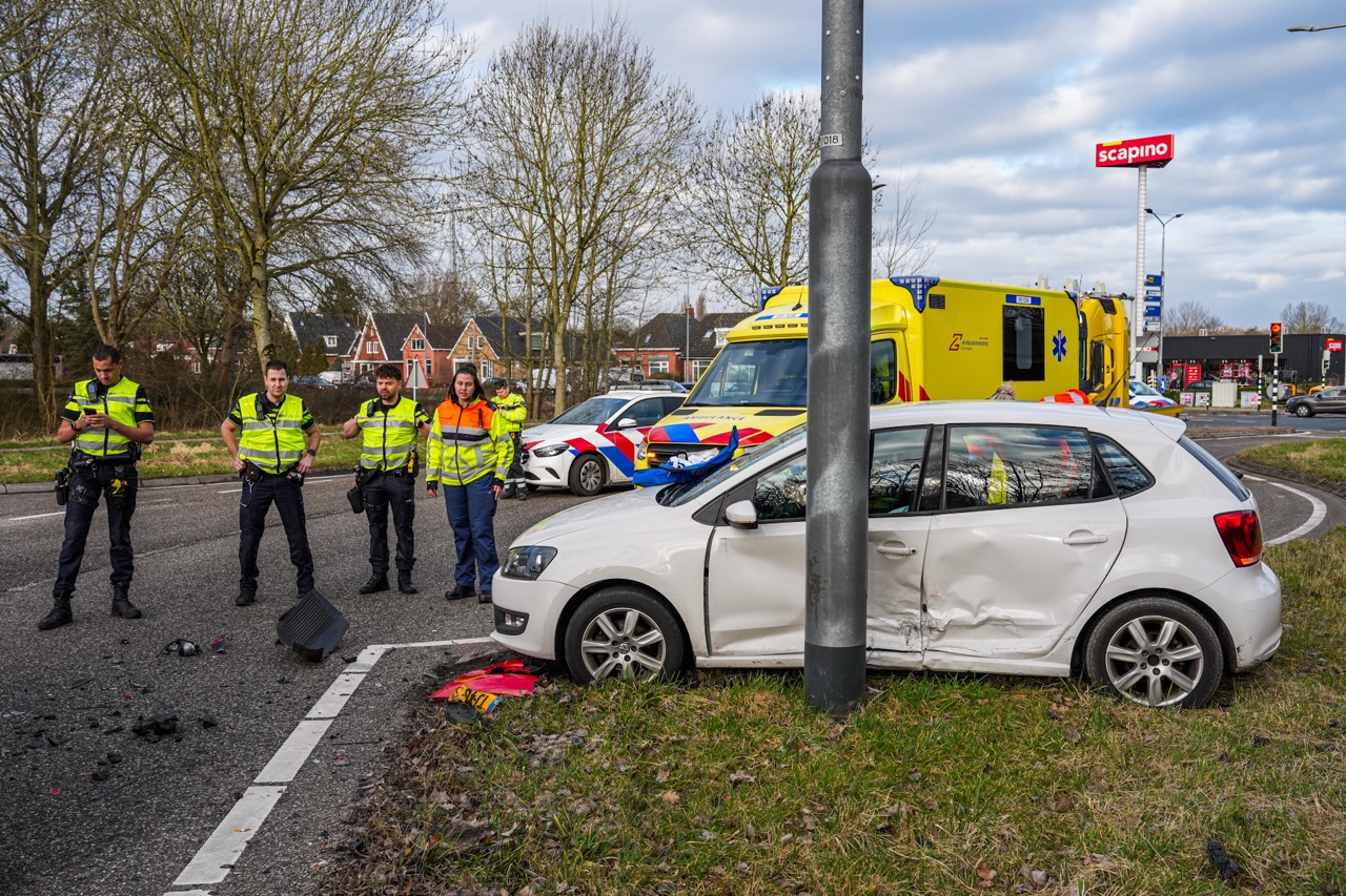 Bestuurster naar ziekenhuis na aanrijding
