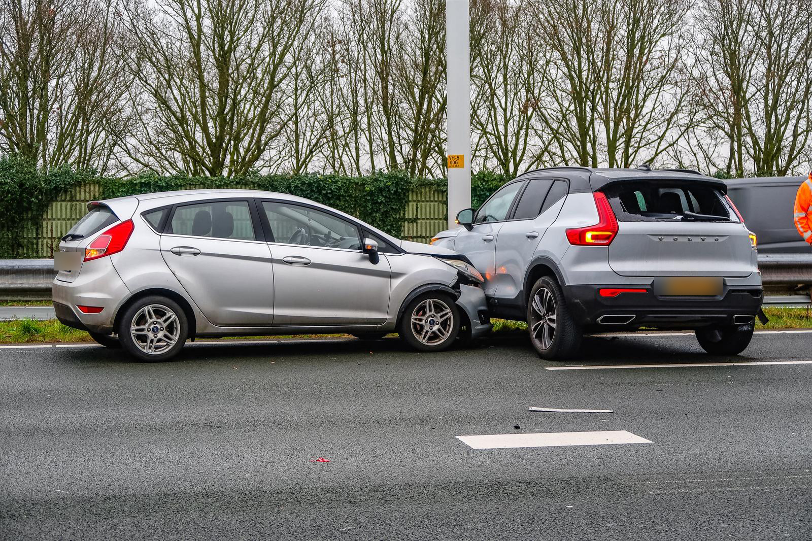 Auto botst tegen vangrail op snelweg, rijstroken tijdelijk dicht
