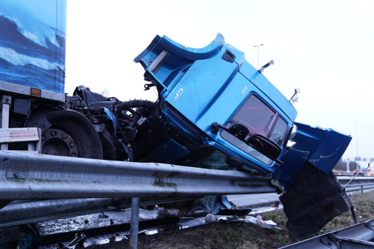 Twee gewonden nadat vrachtwagen zich in vangrail boort op snelweg