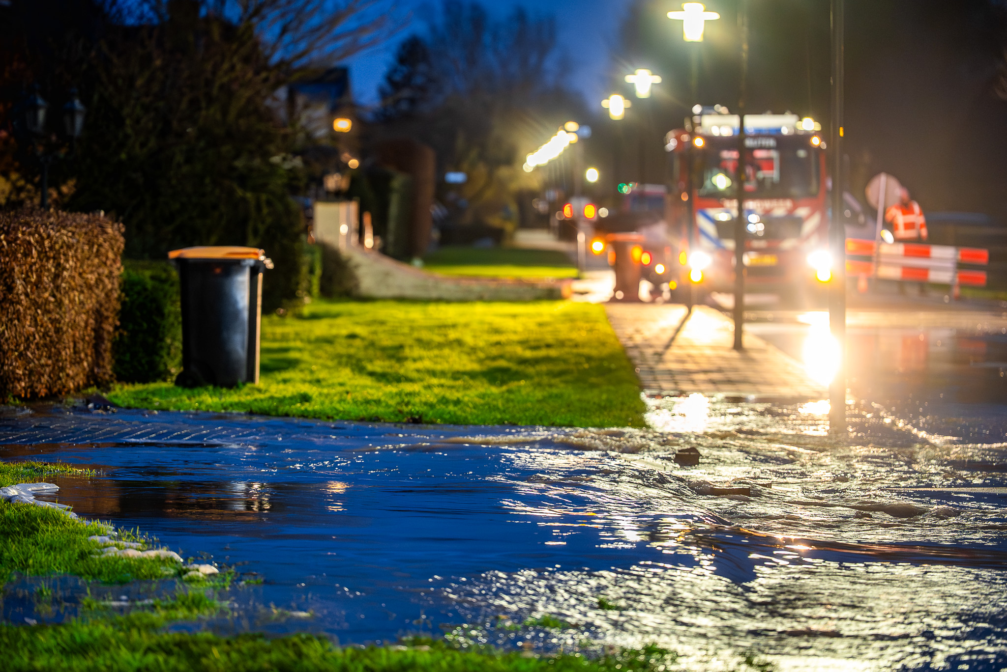 Straat loopt onder na gesprongen waterleiding