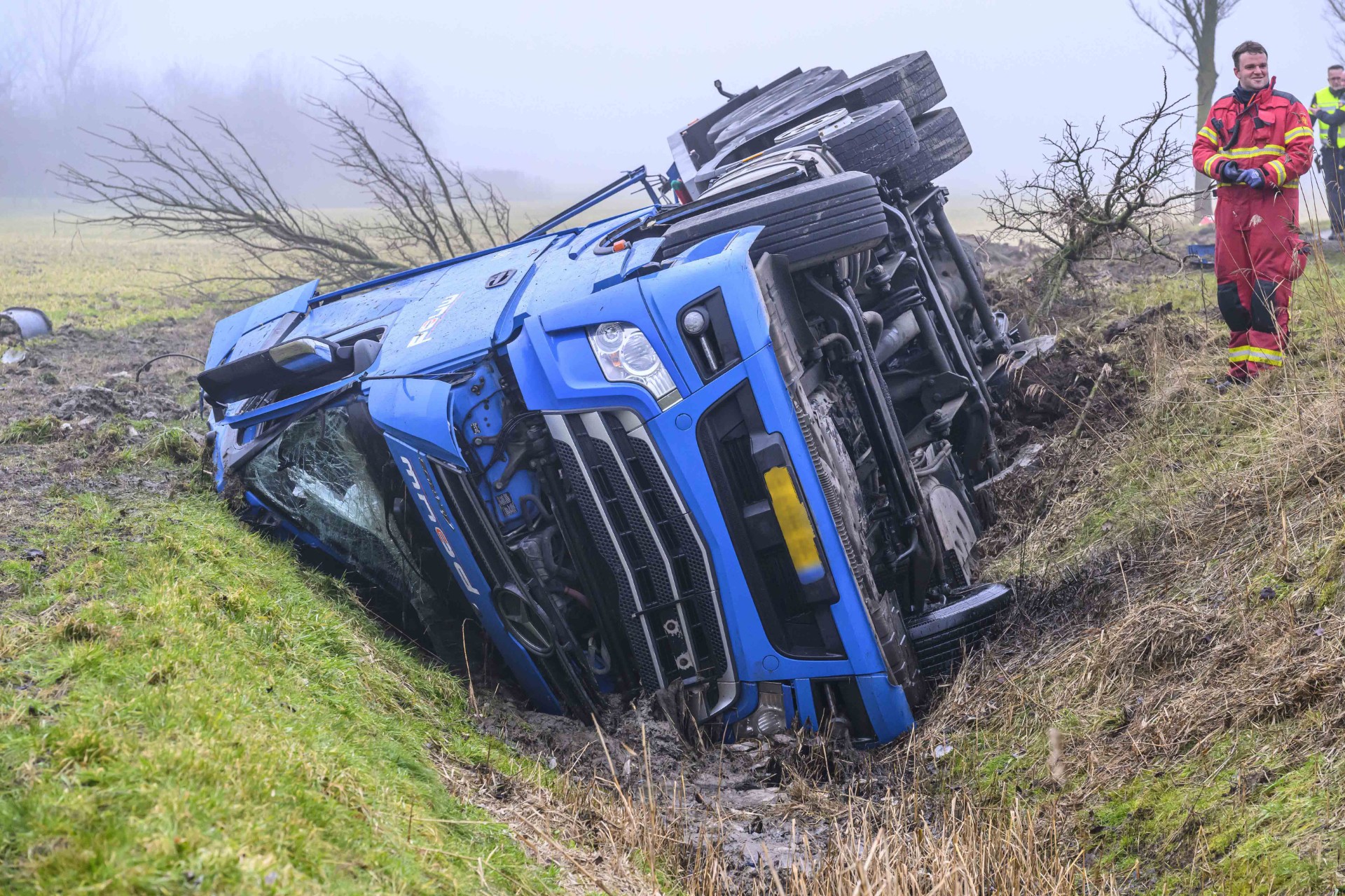 Betonwagen kantelt in sloot, bestuurder naar het ziekenhuis