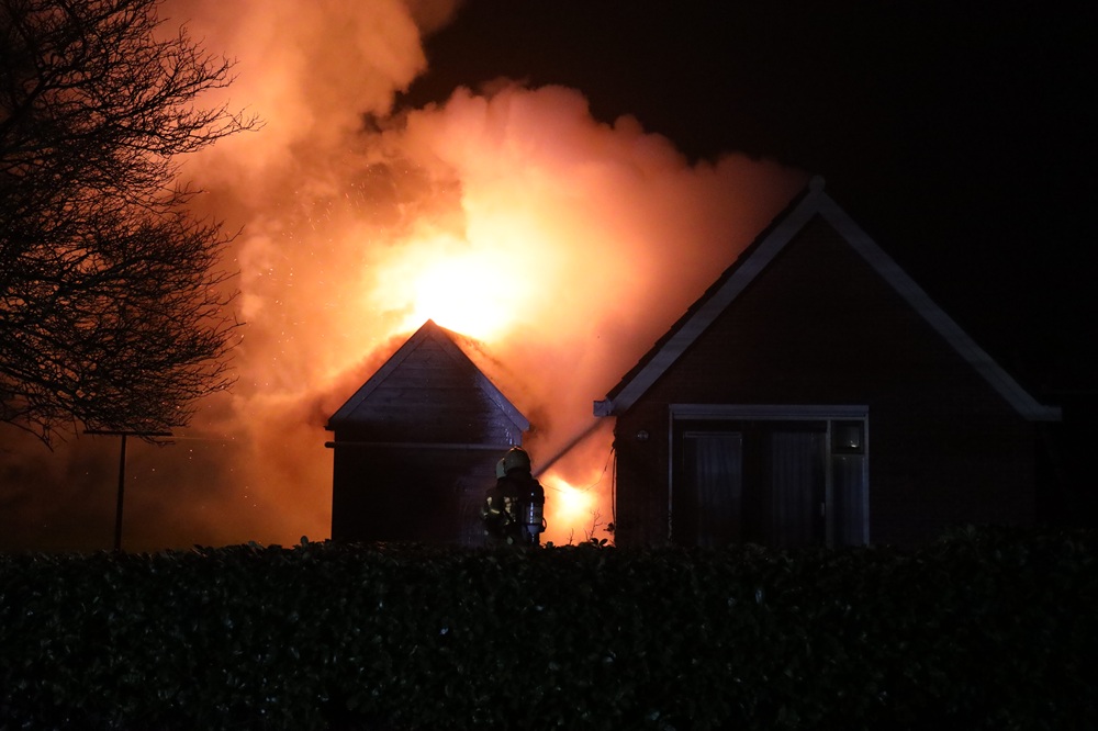 Schuur naast woning in lichterlaaie