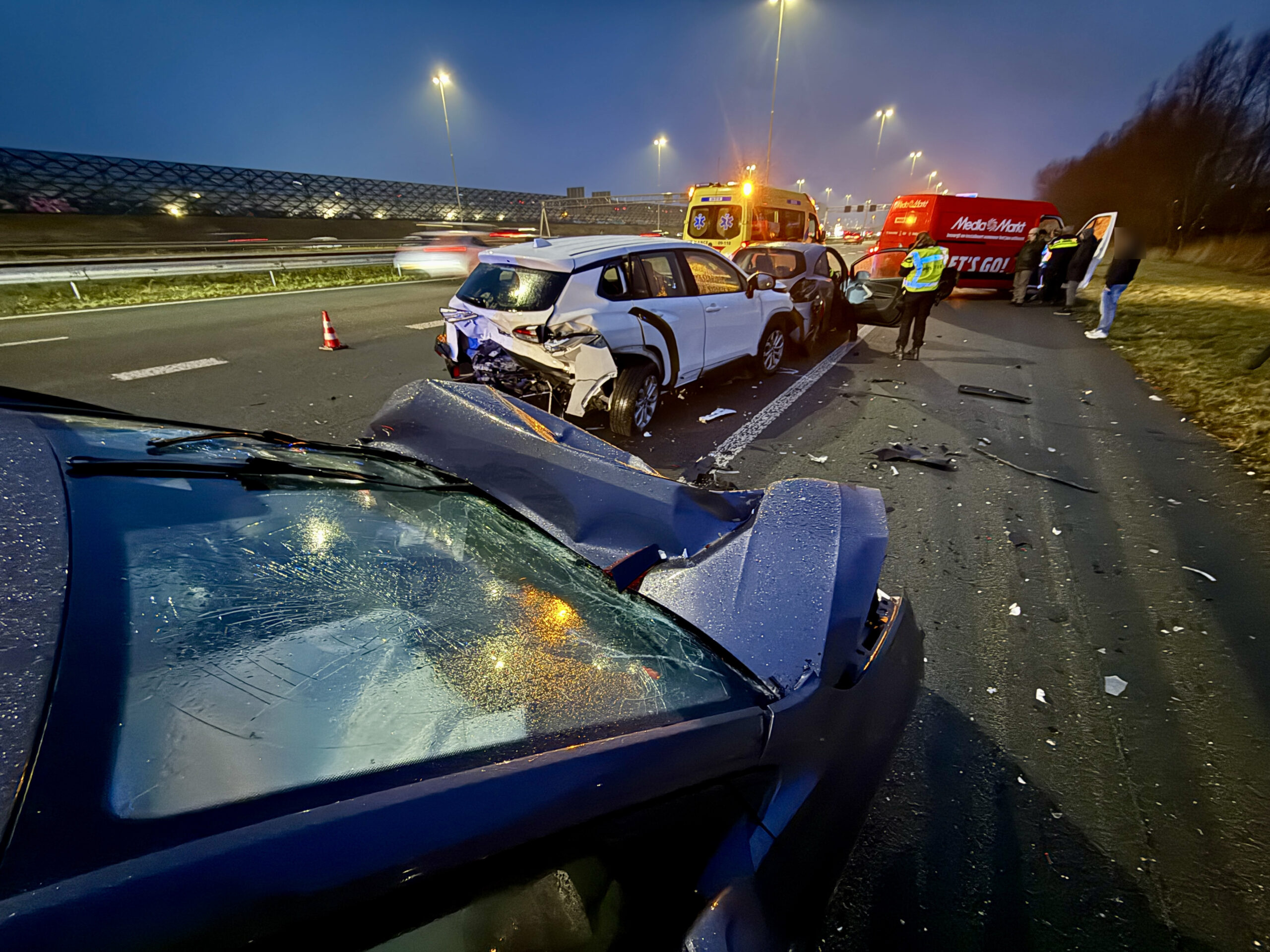 Kettingbotsing met vijf auto’s op snelweg, meerdere inzittenden gewond