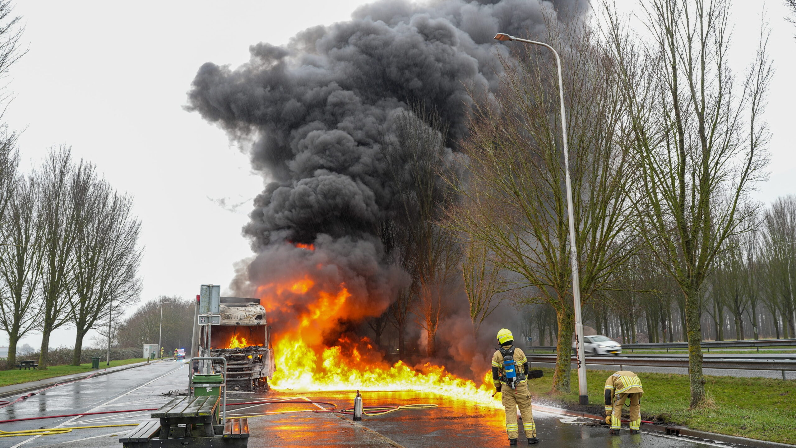 Vrachtwagen volledig in brand op snelweg