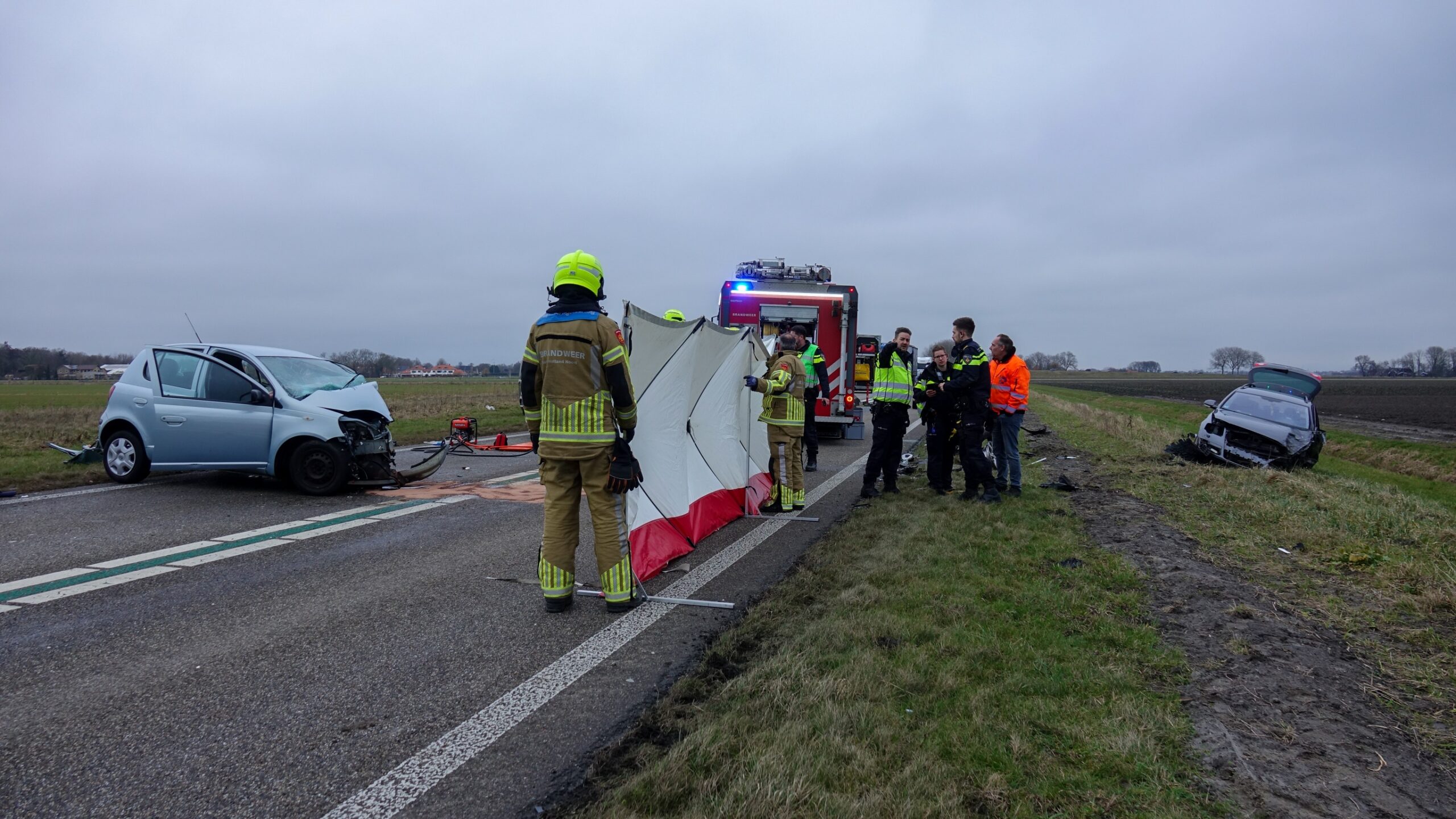 Vrouw overleden bij frontale botsing tussen twee auto’s