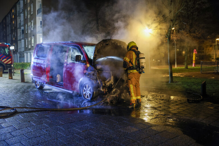 Flinke schade aan bestelbus na brand