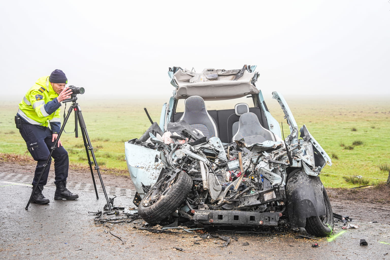 Jonge vrouw zwaargewond na frontale botsing met landbouwvoertuig