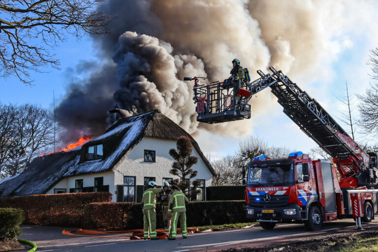 VIDEO | Rietgedekte woonboerderij verwoest door grote brand