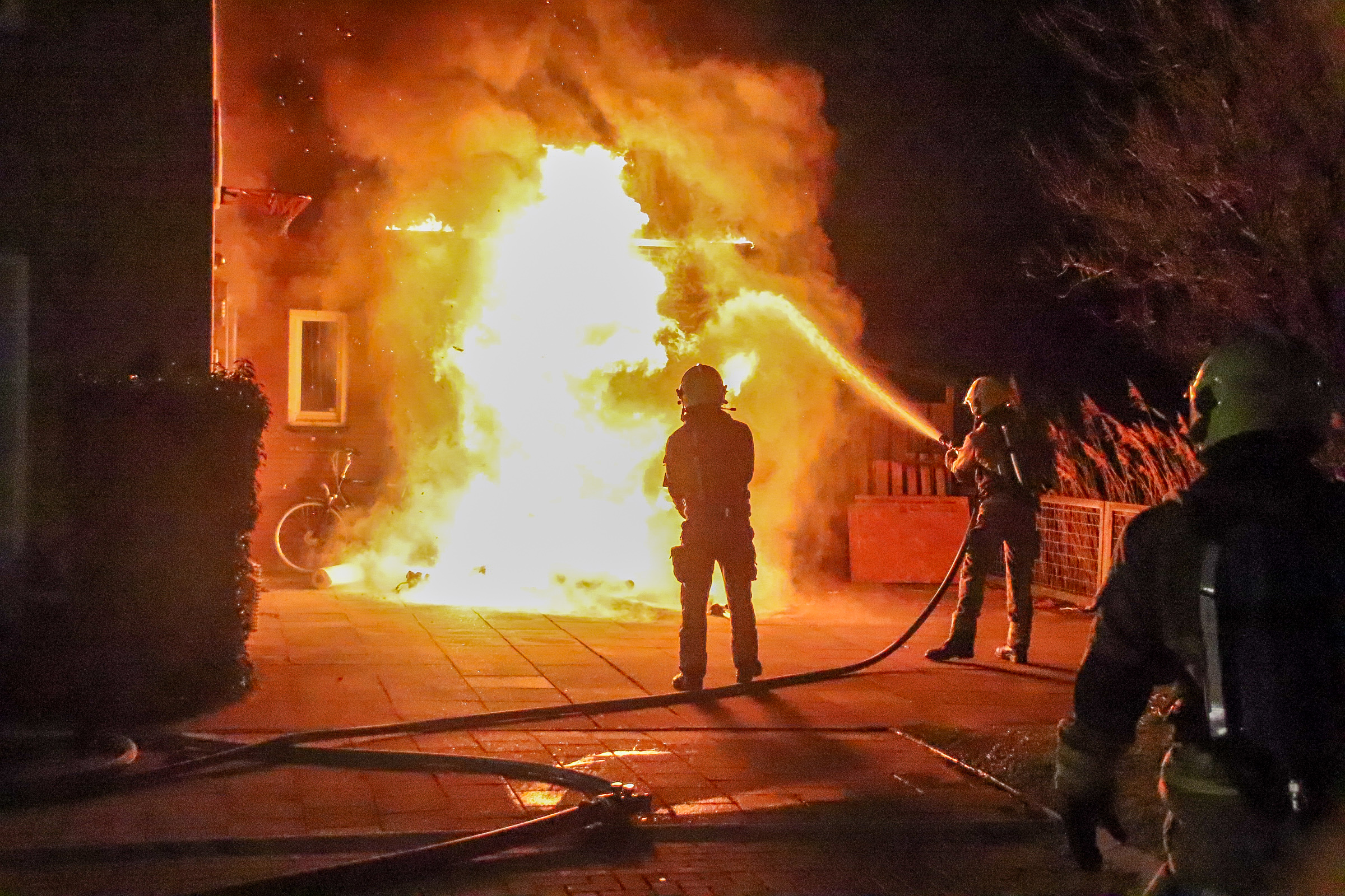Schuur verwoest door felle uitslaande brand