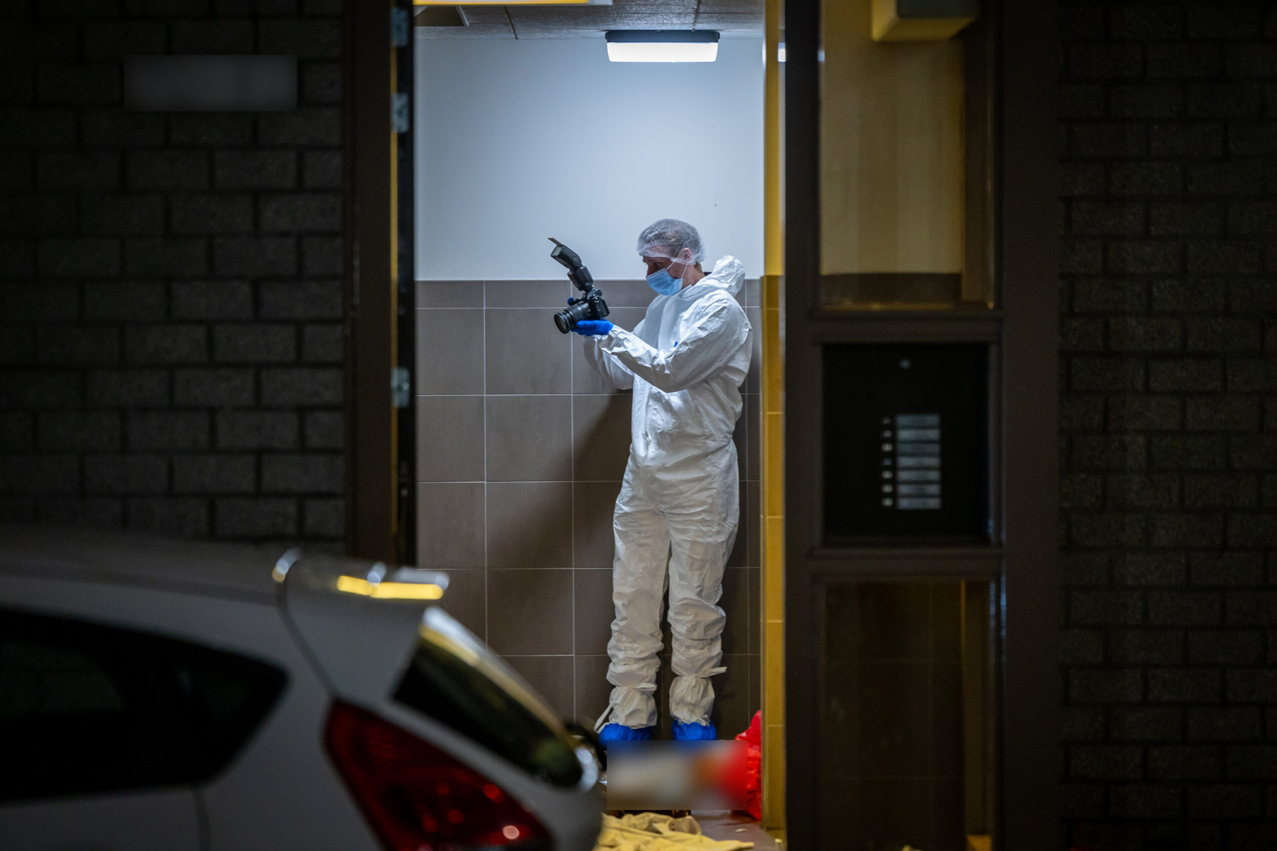 Man (34) overleden na schietpartij in portiek, politie zoekt verdachten