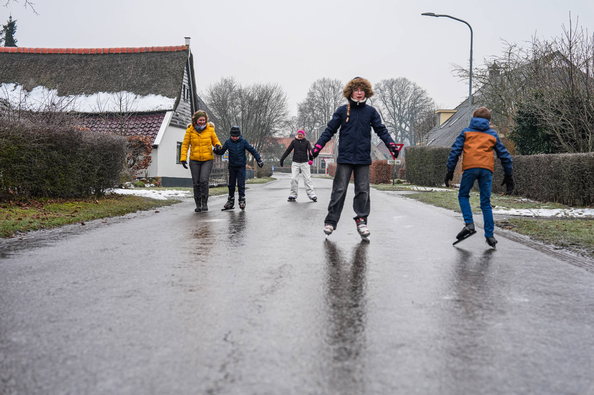 Extreme gladheid zorgt voor uniek schouwspel: Straten veranderen in schaatsbaan
