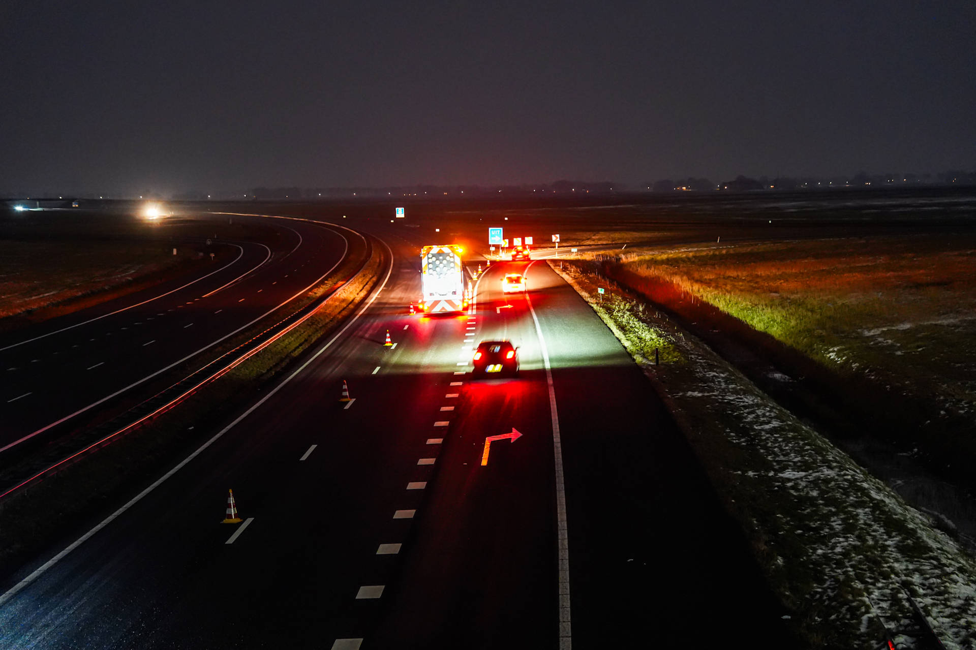 Snelweg dicht door gladheid; ‘het is een grote ijsbaan!’