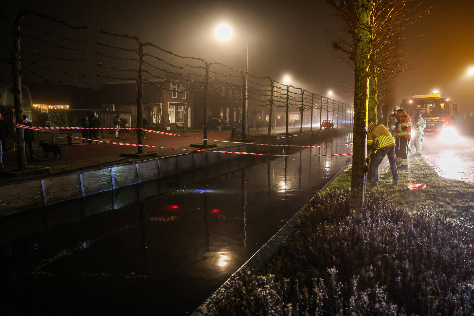 Automobilist rijdt met auto gracht in