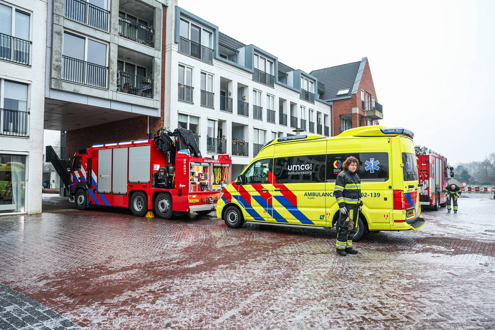 Brandweer schiet gestrande ambulance te hulp op spiegelglad wegdek