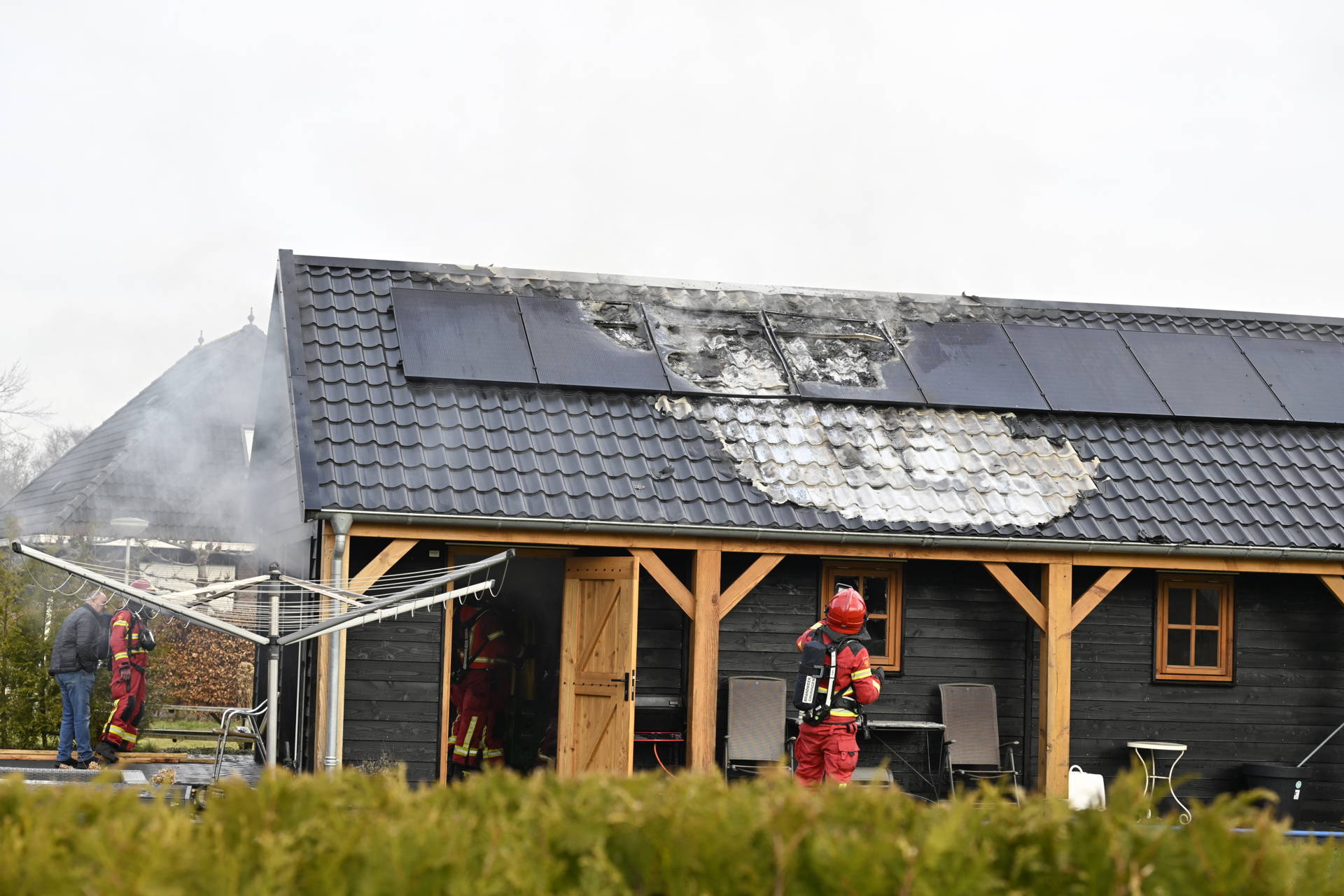 Brand in garage achter woning snel geblust