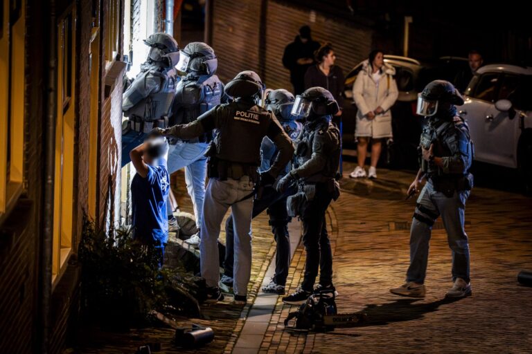 Arrestatieteam doet inval in woning