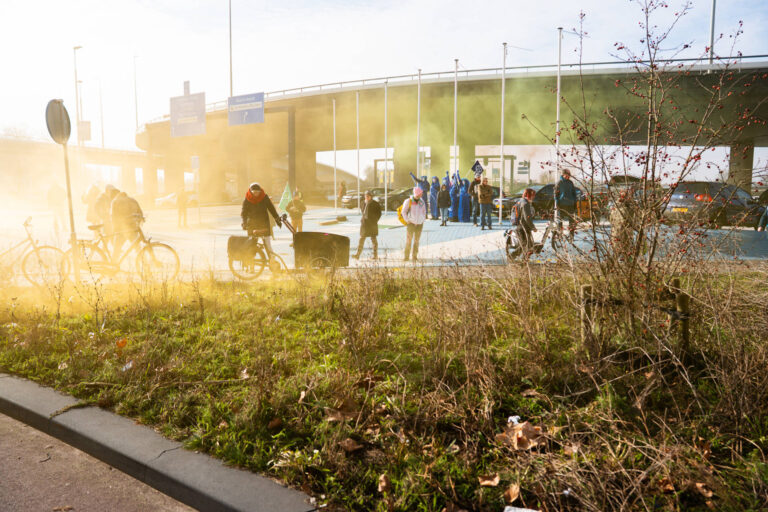 Demonstratie verstoord door voetbal-supporters, meerdere aanhoudingen