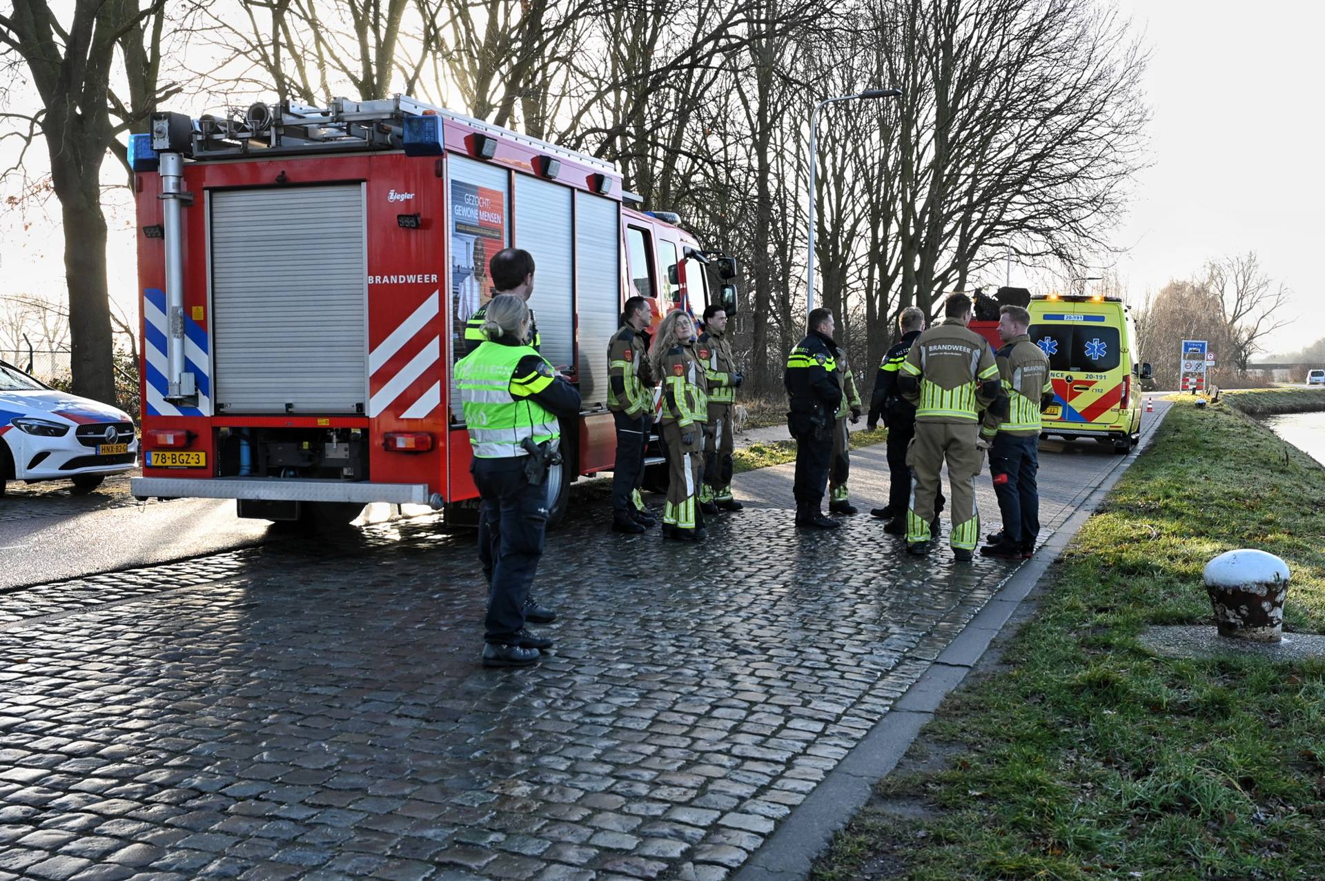 Oeps; Man rijdt met auto het water in