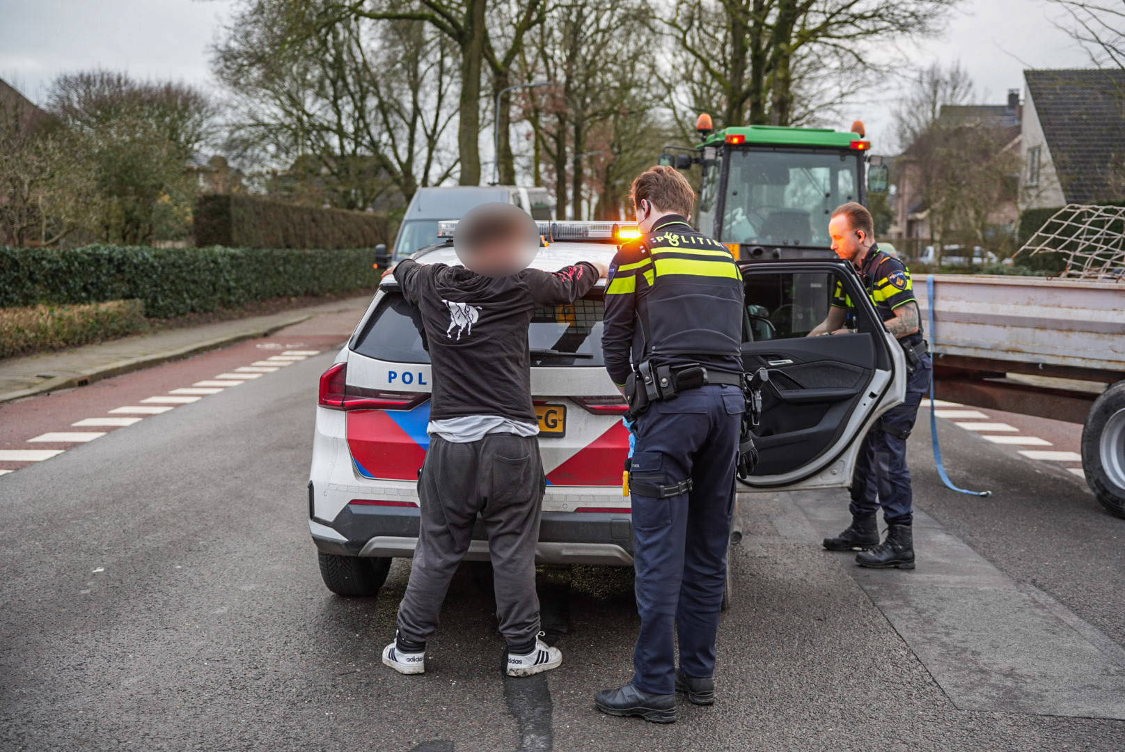 Automobilist onder invloed botst achterop tractor trailer